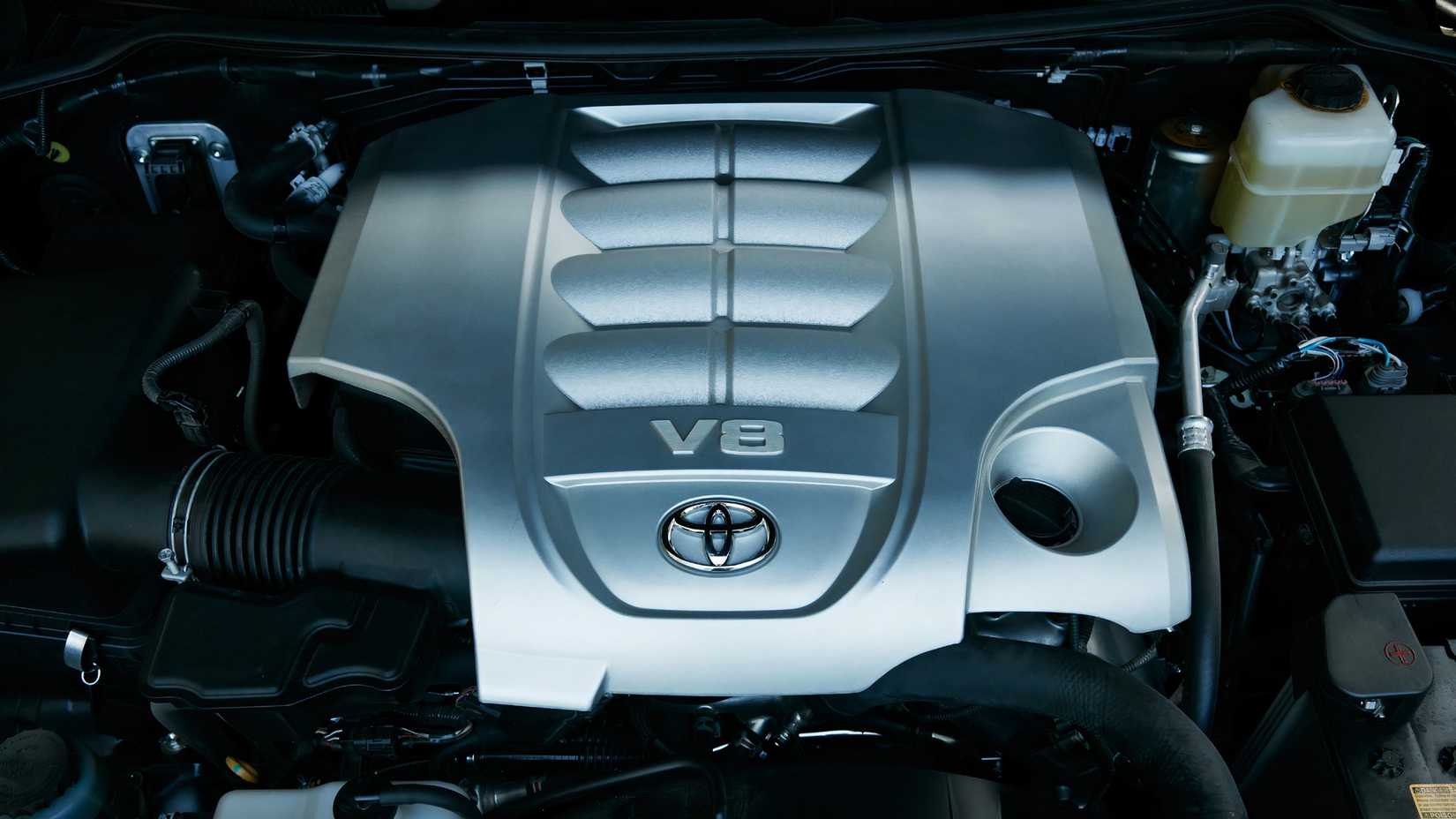 Close do motor Toyota Land Cruiser 2020