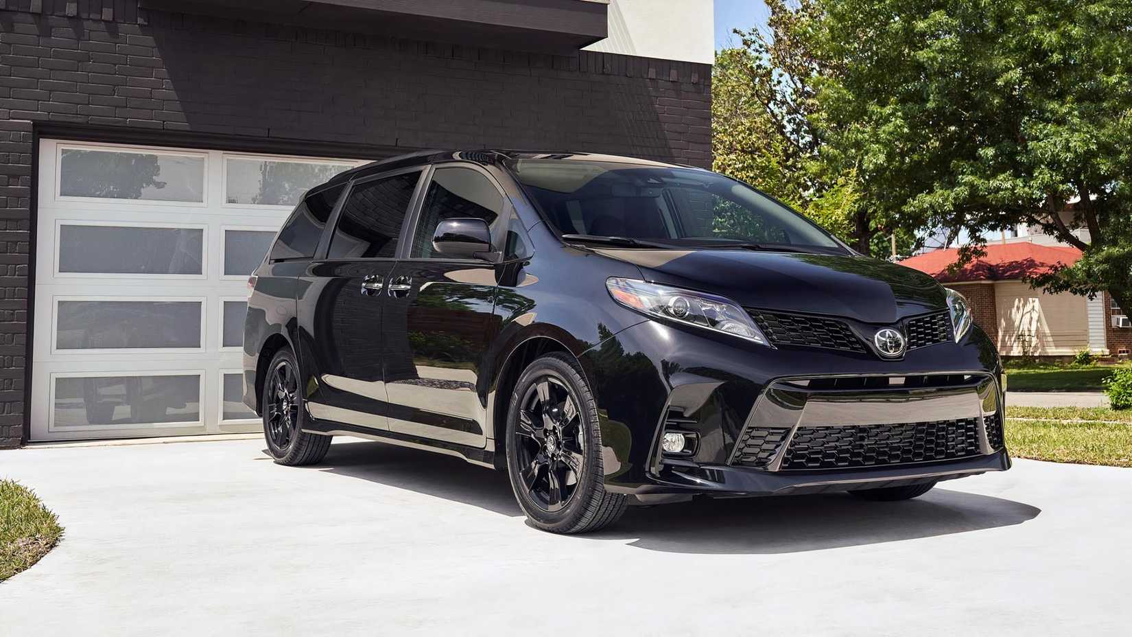 2020 Toyota Sienna frente 3/4 tiro estacionado na garagem