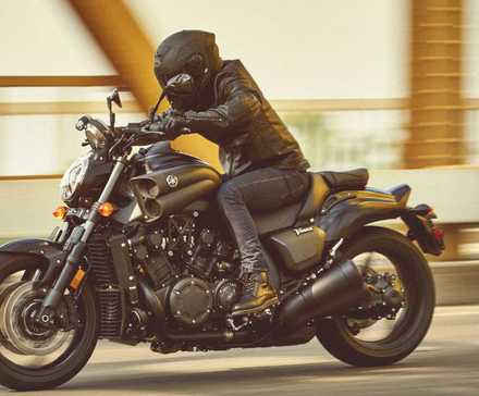 2020 Yamaha V-MAX na estrada durante o dia.