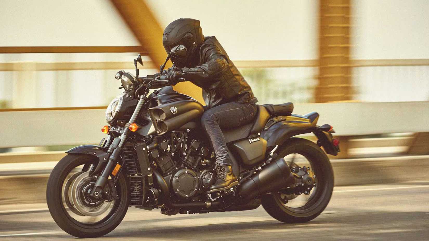 2020 Yamaha V-MAX na estrada durante o dia.