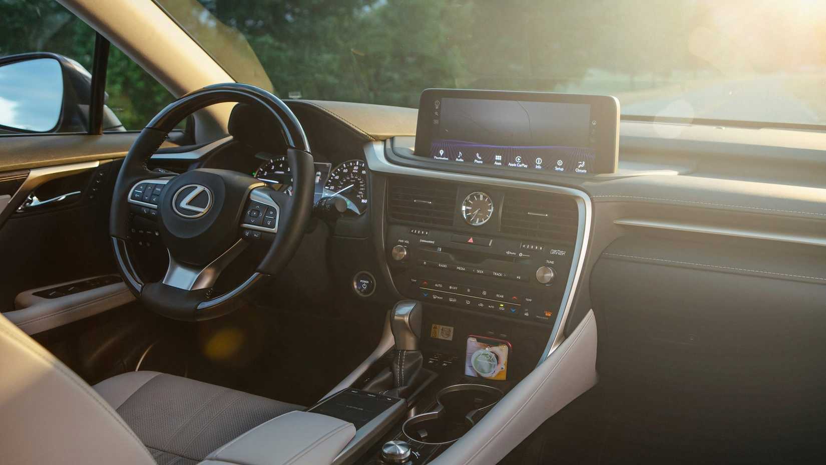 Foto do interior de um Lexus RX 2021 mostrando a cabine dianteira
