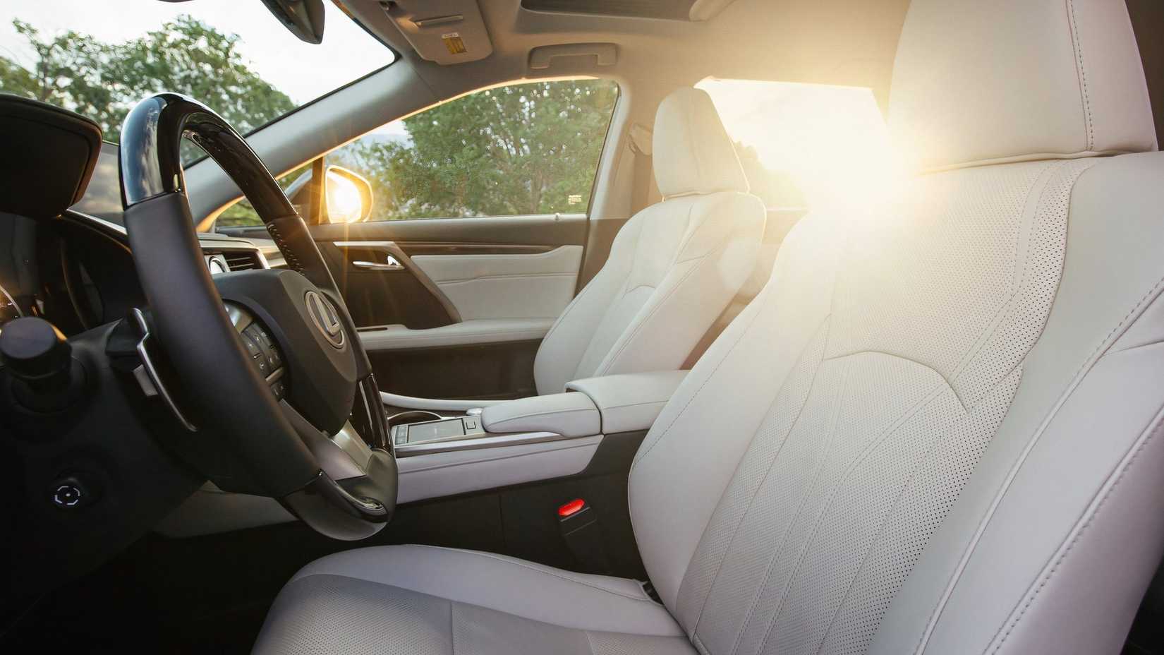 Foto do interior do Lexus RX 2021 mostrando os bancos dianteiros