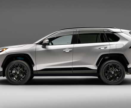 Foto de perfil lateral de um Toyota RAV4 SE Hybrid prateado 2022