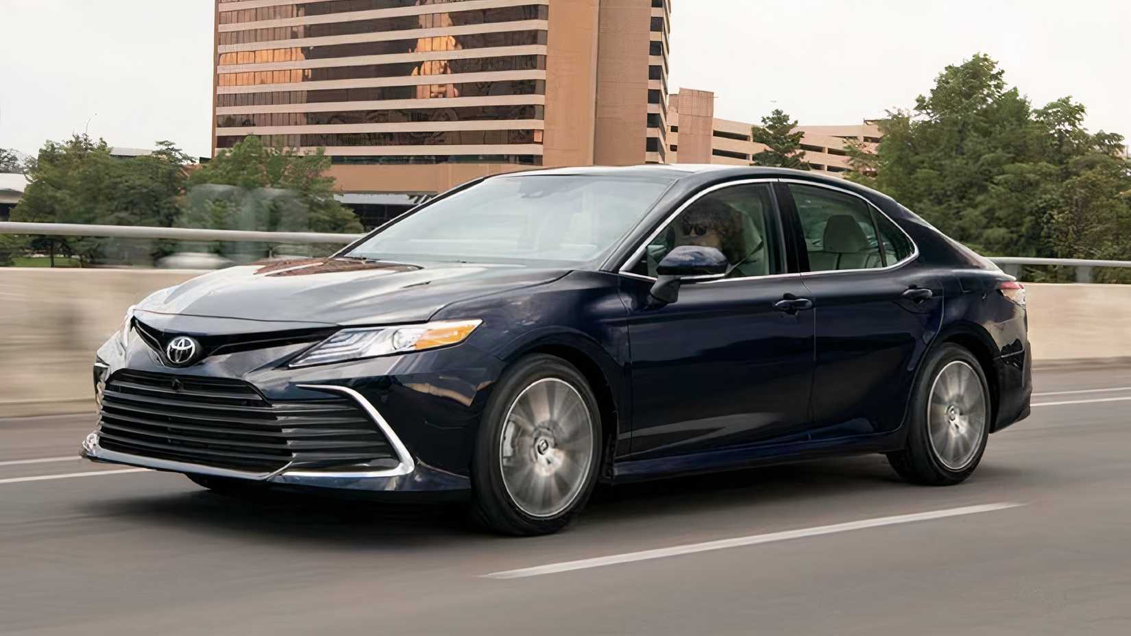 Uma visão do lado esquerdo, vista em perspectiva de um Toyota Camry 2023