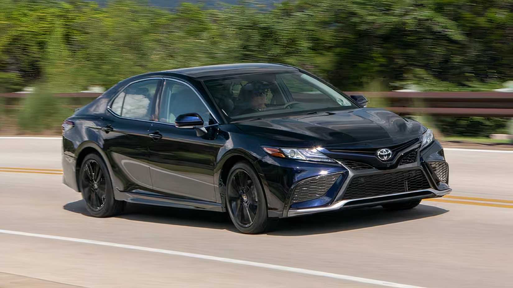 Uma visão em perspectiva do lado direito de um Toyota Camry 2023