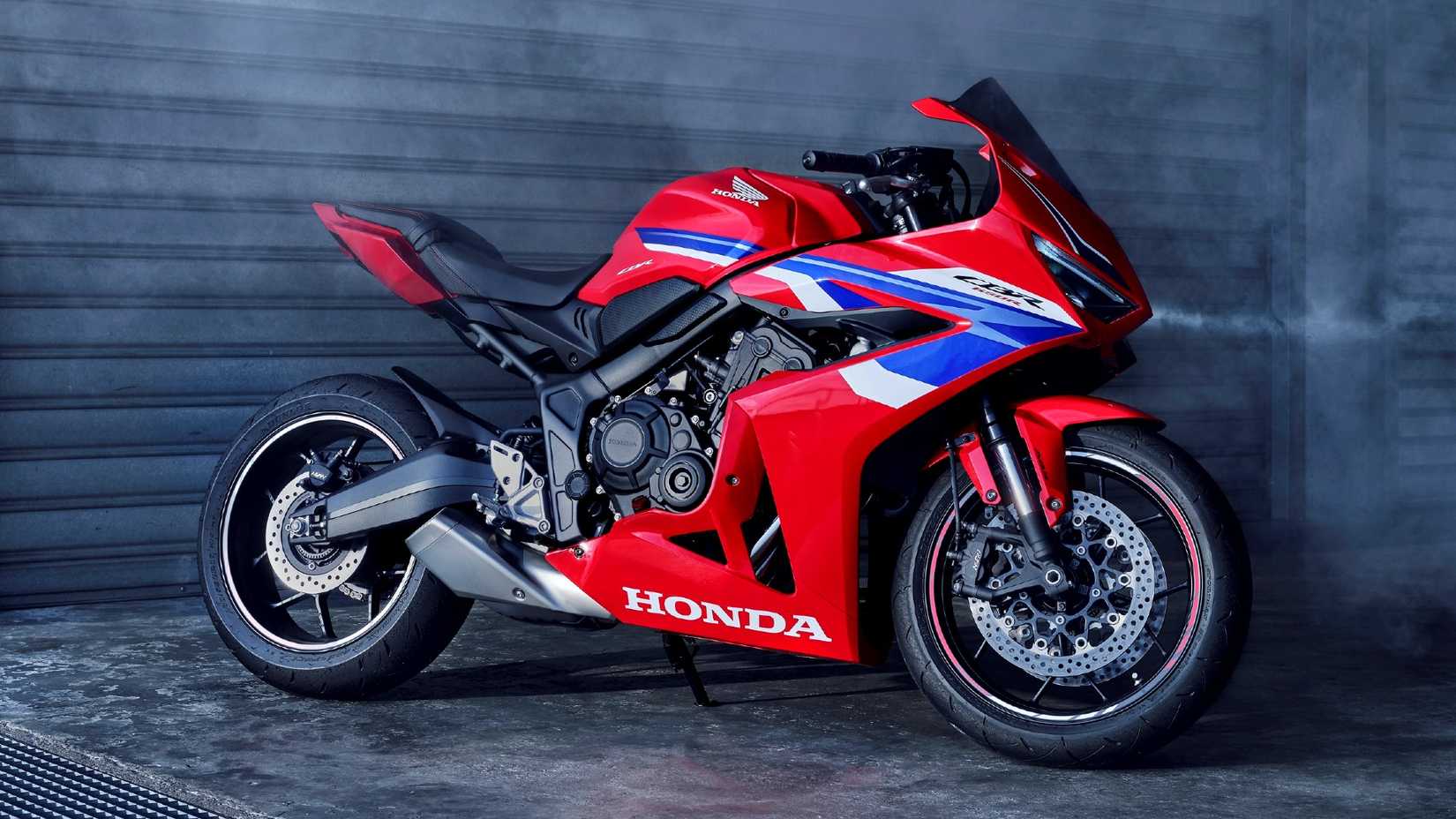 Vista cinematográfica frontal do terceiro quarto da Honda CBR650R In Pit Garage