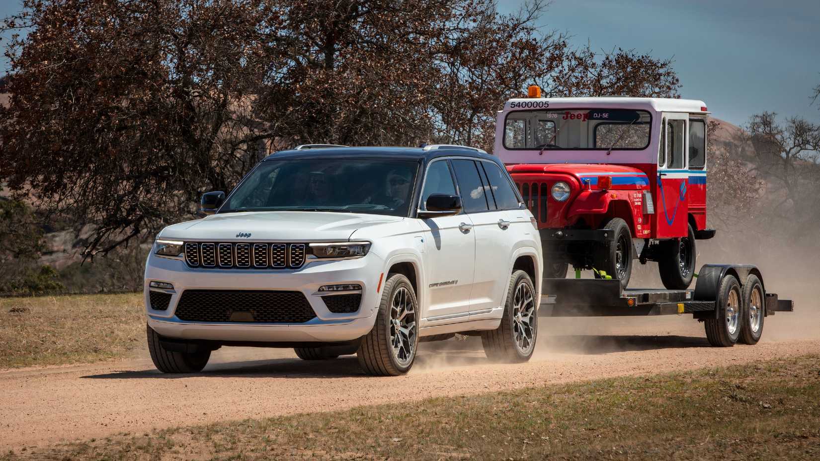Foto frontal de três quartos de um Jeep Grand Cherokee 4xe Towing 2024