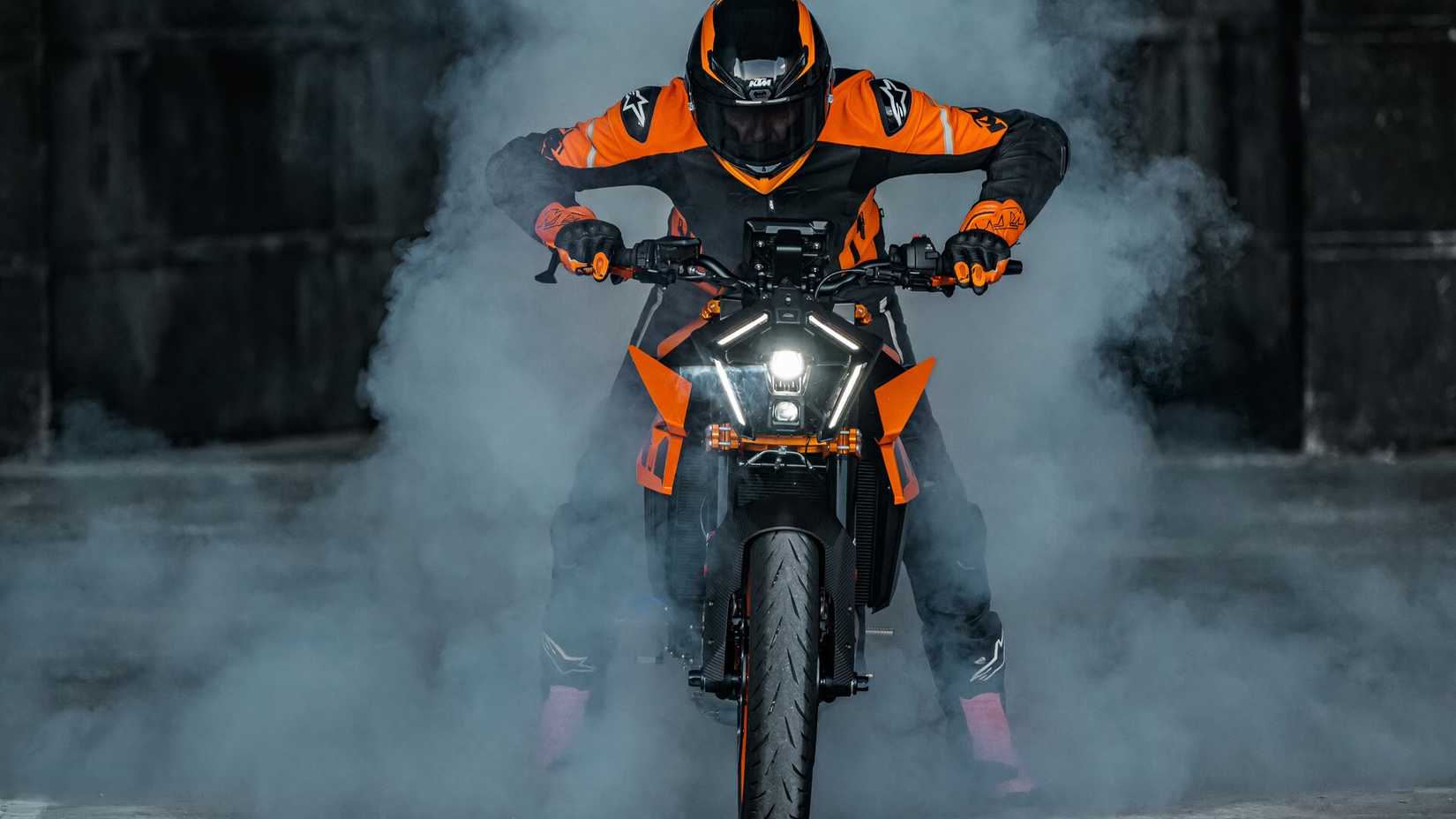 Foto frontal de uma KTM 990 Duke 2024 fumando os pneus