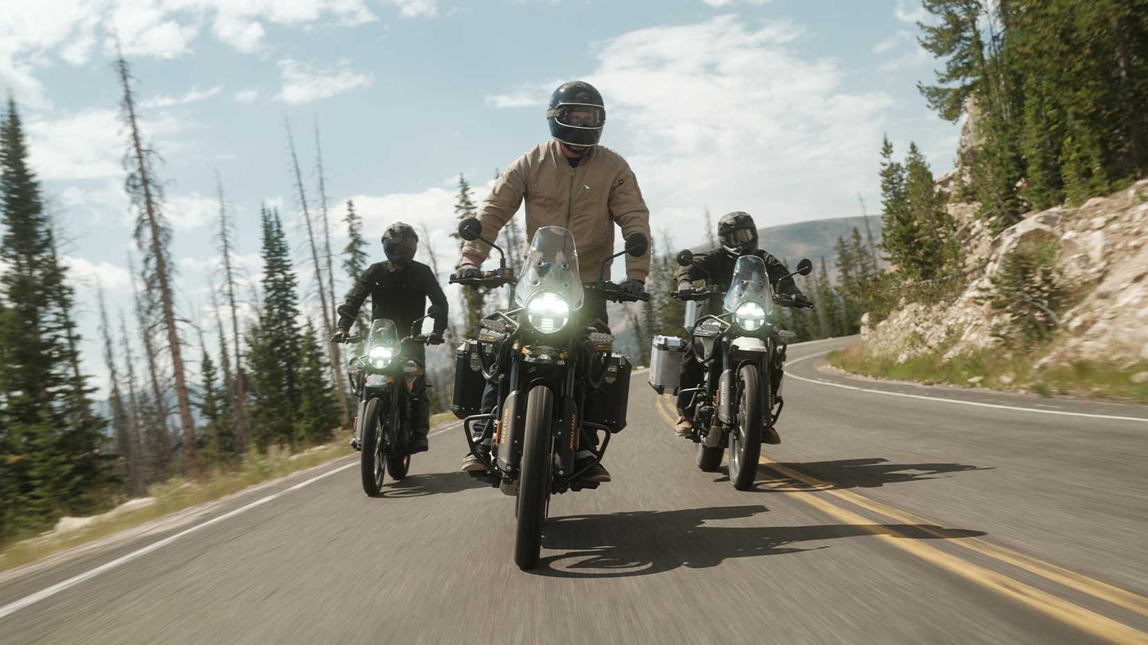 2024 Royal Enfield Himalayan 450 andando na rodovia 2