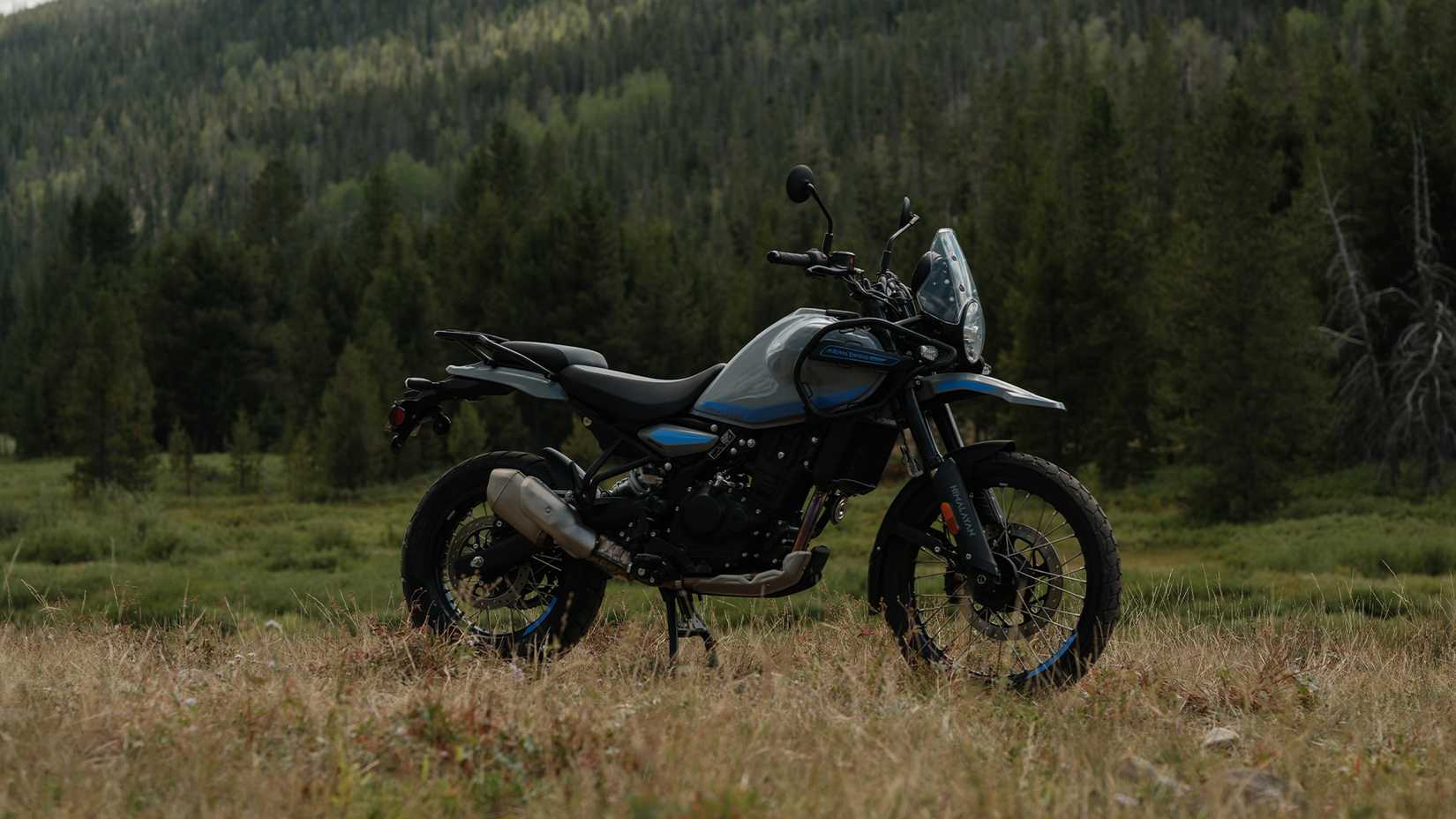 2024 Royal Enfield Himalayan 450 estacionado em um campo