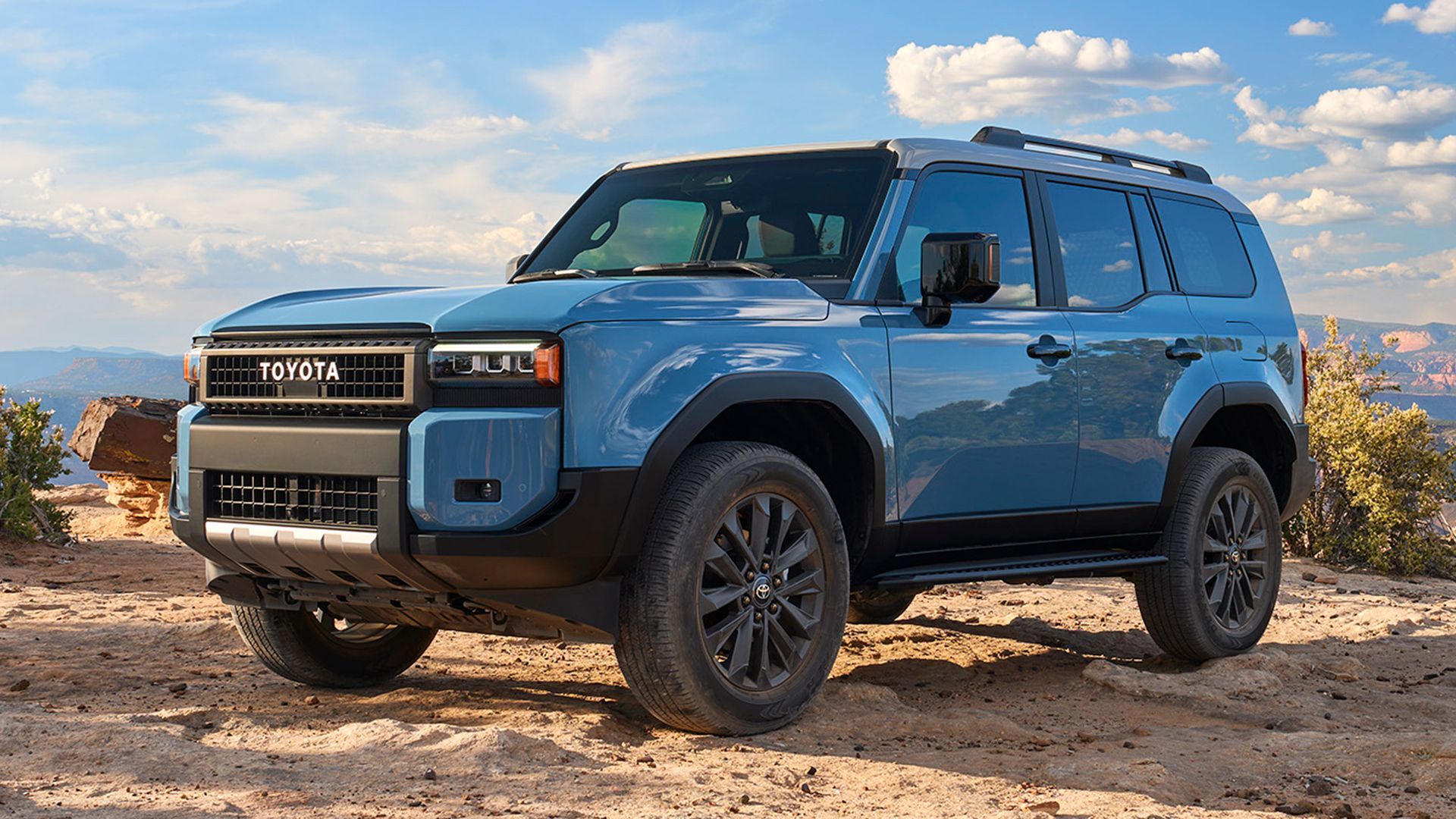 Toyota Land Cruiser 2024 em Heritage Blue posando no deserto