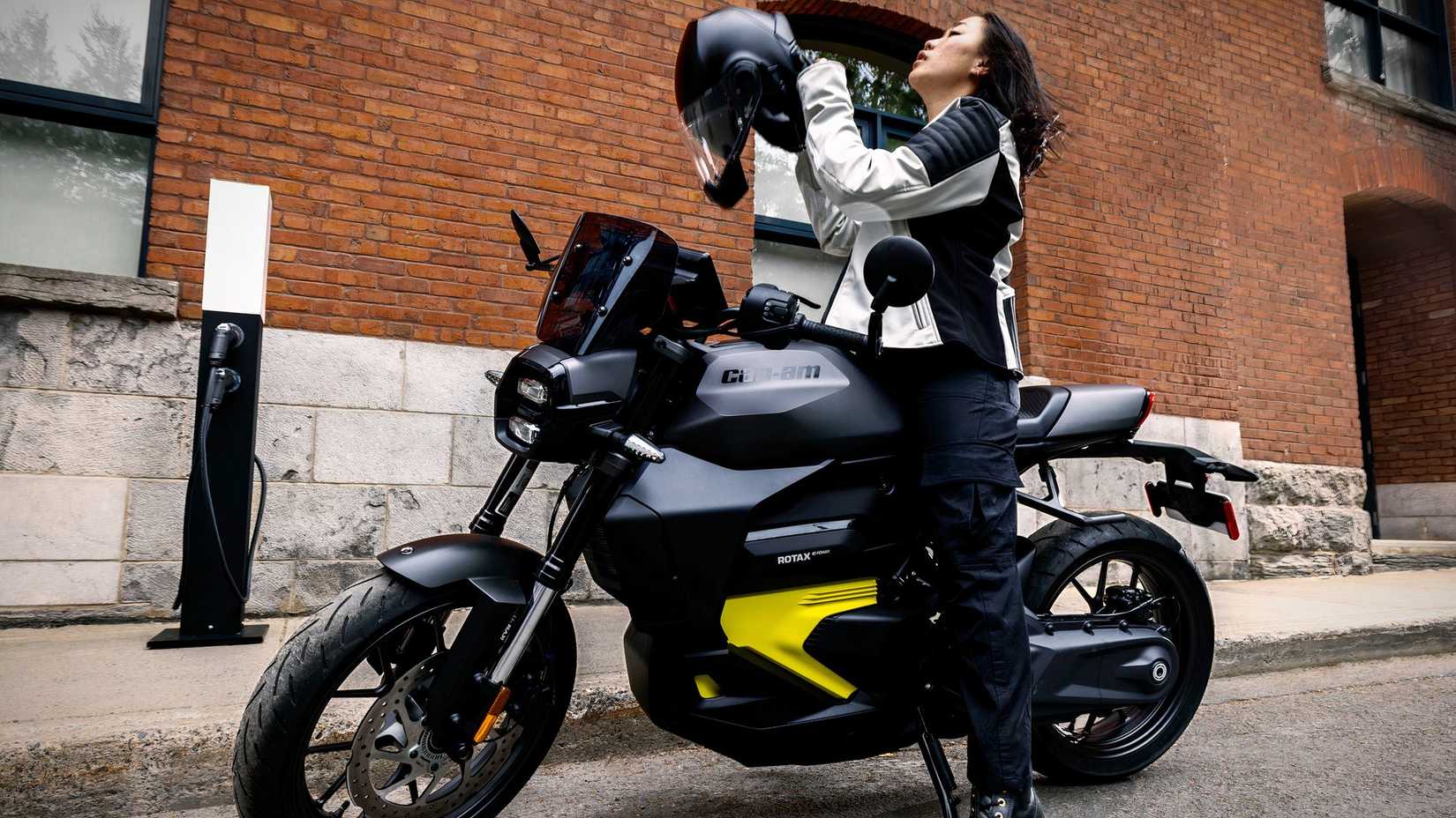 2025 Can-Am Pulse Black Side View