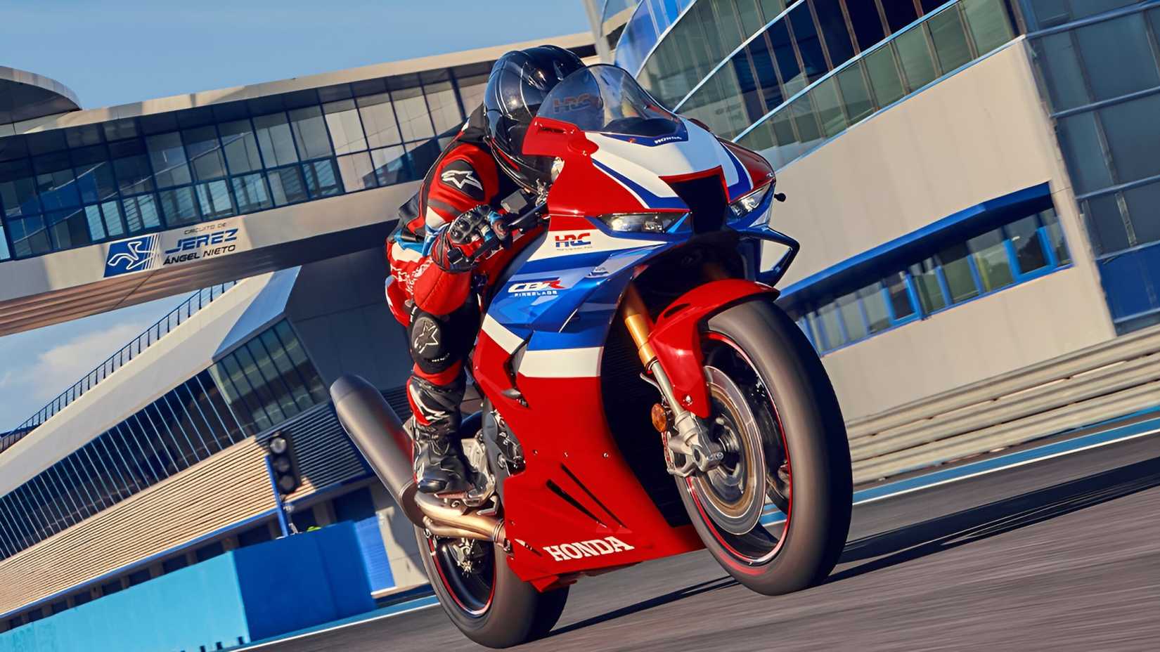 Foto de ação do quarto dianteiro da Honda CBR1000RR-R Fireblade SP 2025
