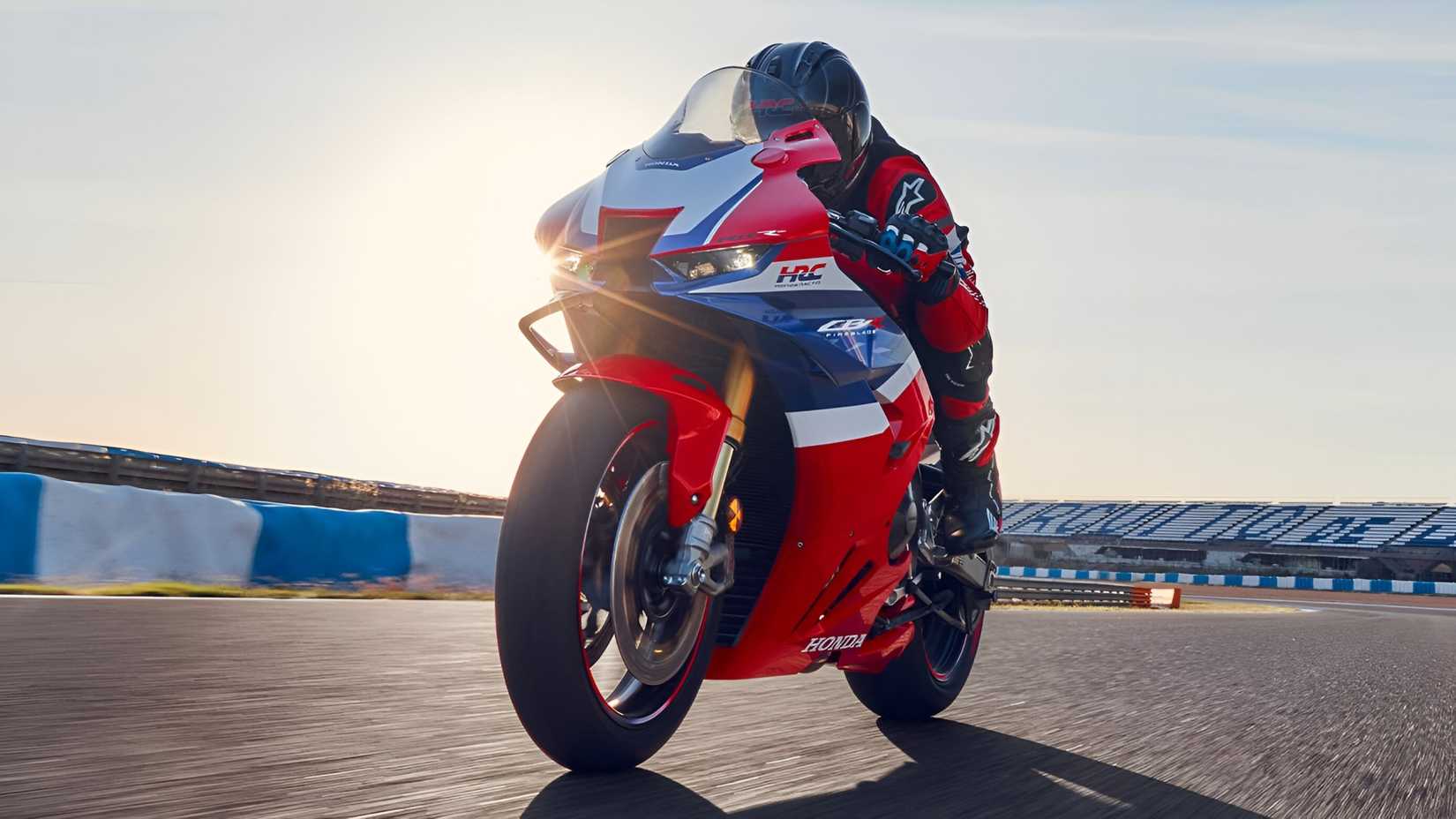2025 Honda CBR1000RR Fireblade acelerando na pista no terceiro quarto