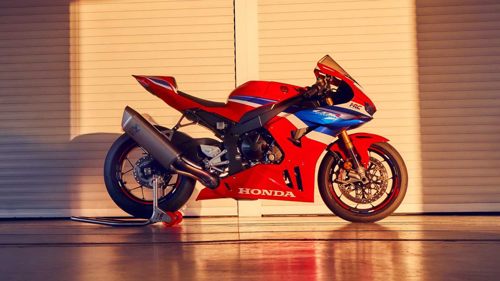 2025-cbr1000rr-fireblade-gallery-3-2400x1600