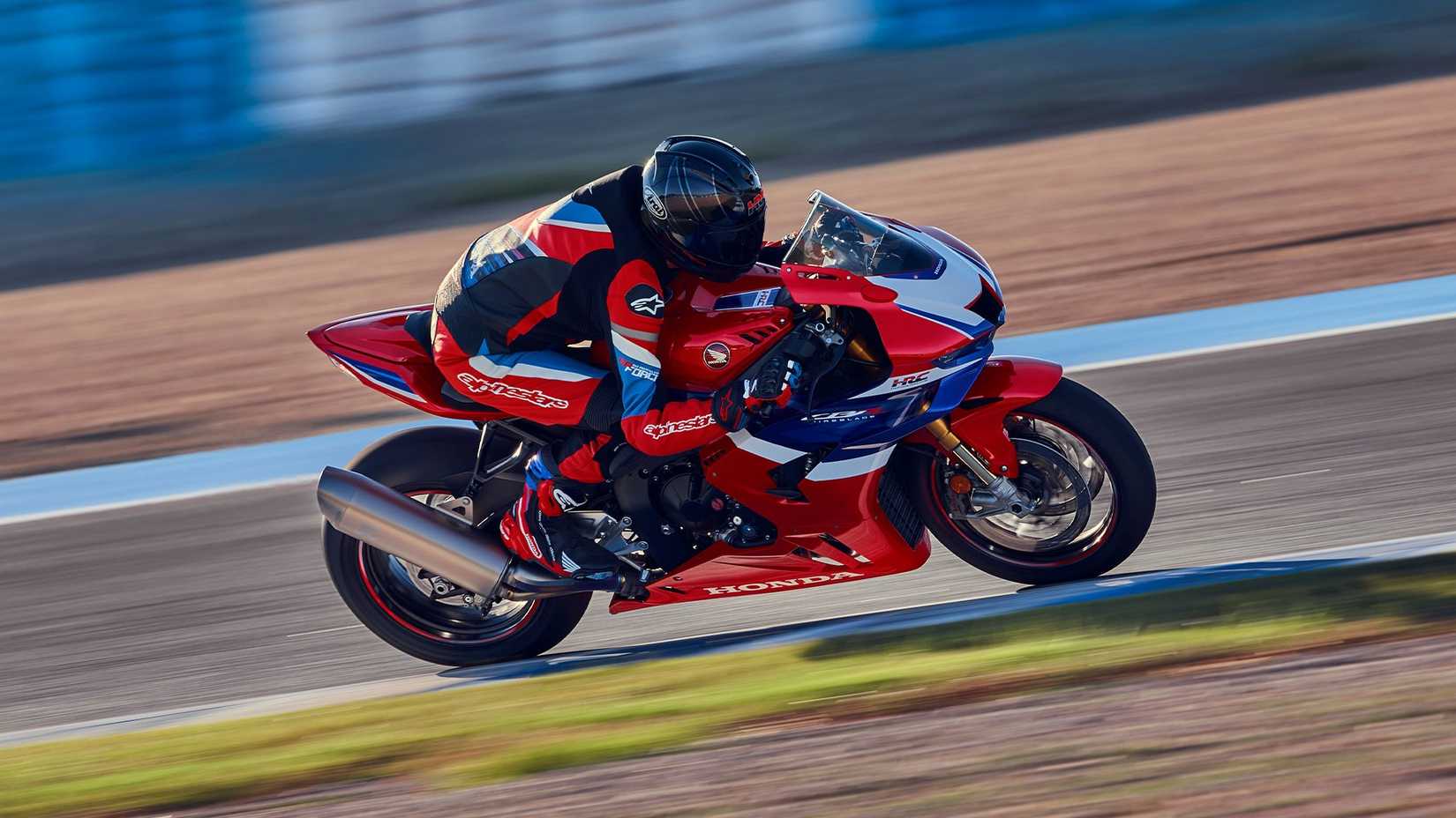 2025 Honda CBR1000RR-R Fireblade SP vista lateral panorâmica na pista com o piloto tucker