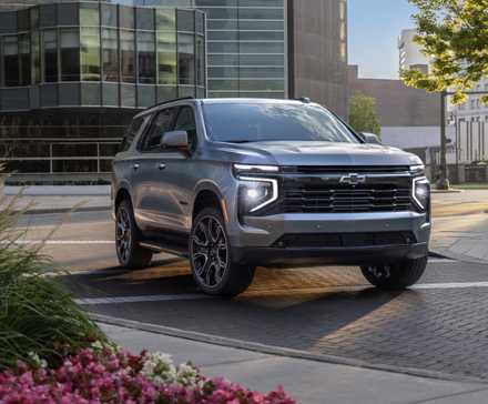Foto frontal 3/4 de um Chevrolet Tahoe RST 2025 estacionado