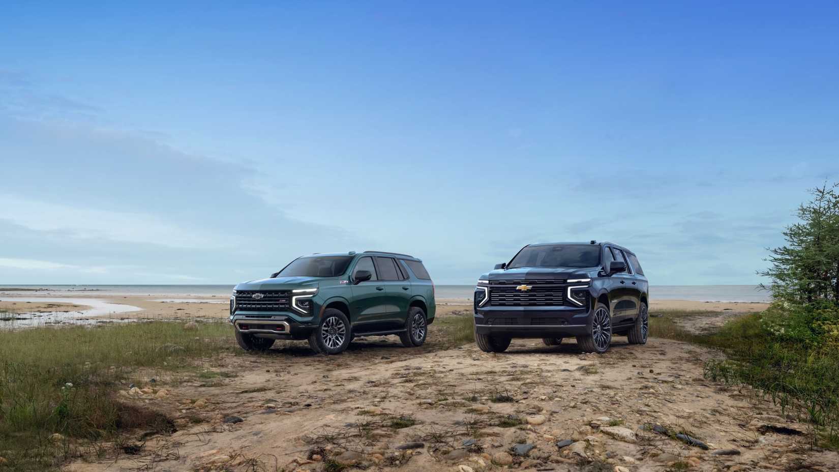 Foto frontal 3/4 do Chevrolet Tahoe 2025 e do Chevrolet Suburban 2025