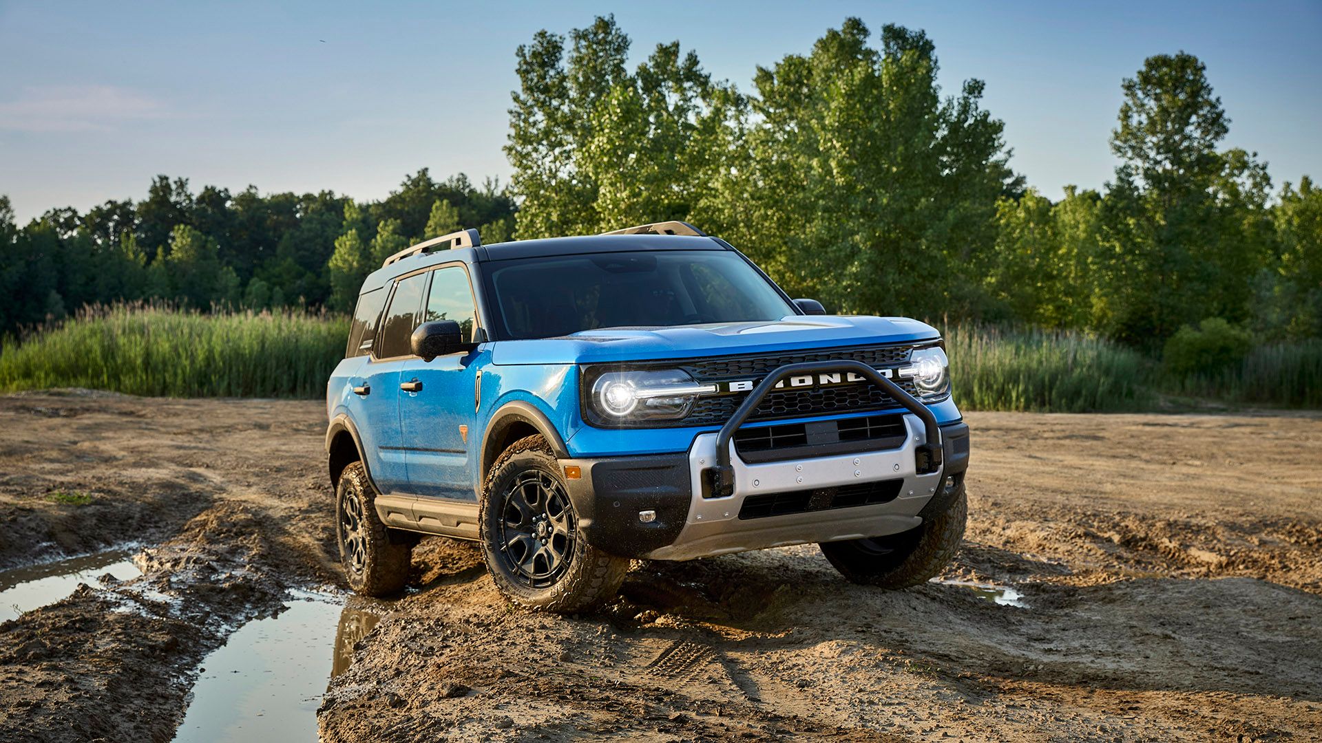 2025 Ford Bronco Sport em azul estacionado fora da estrada