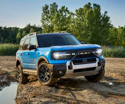 2025 Ford Bronco Sport em azul estacionado fora da estrada