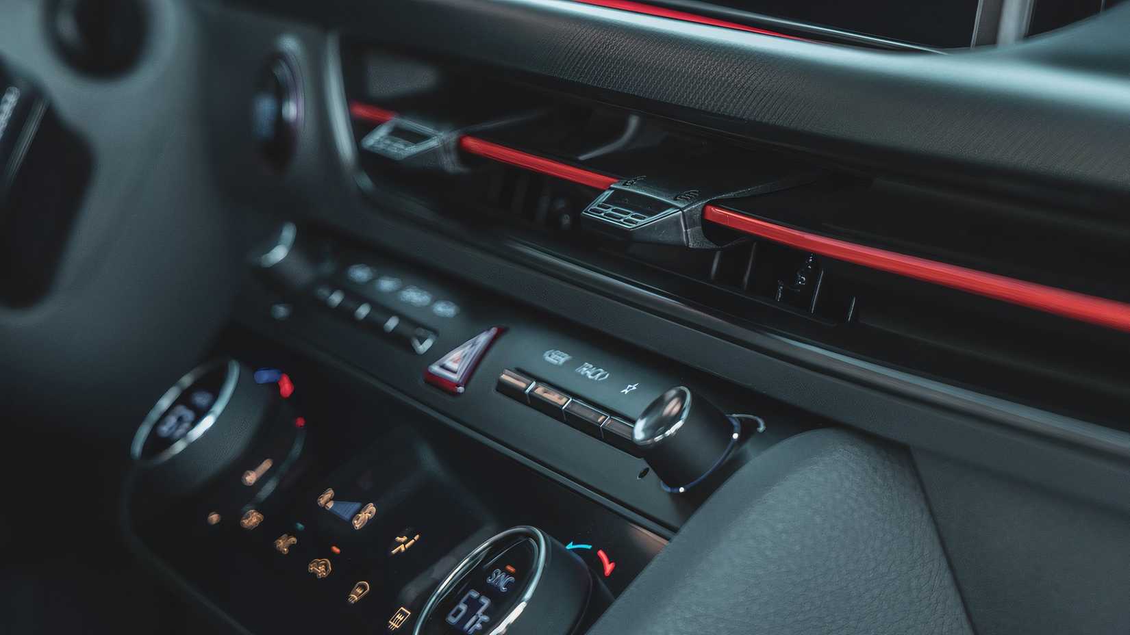 Foto do interior de um Hyundai Sonata 2025 mostrando os controles do painel