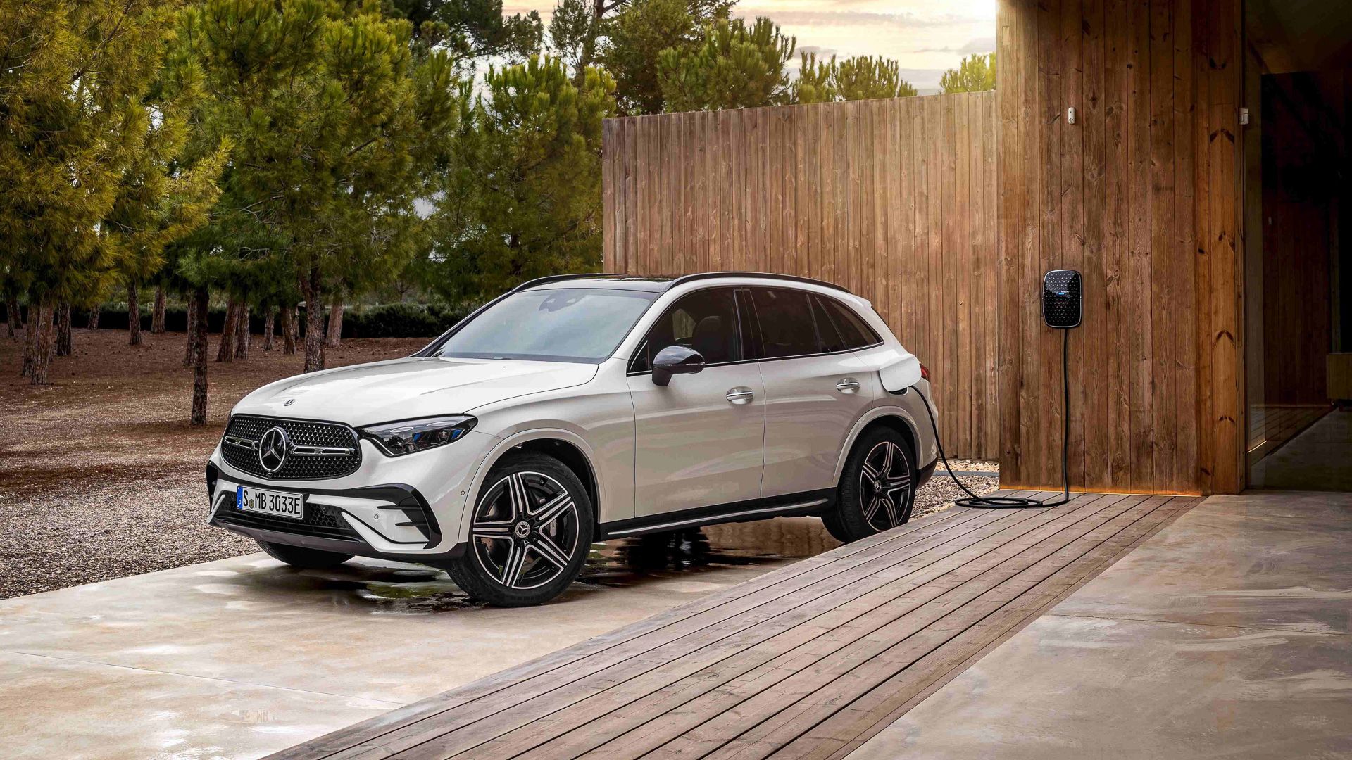SUV Mercedes-Benz GLCE 4MATIC 2025 carregando