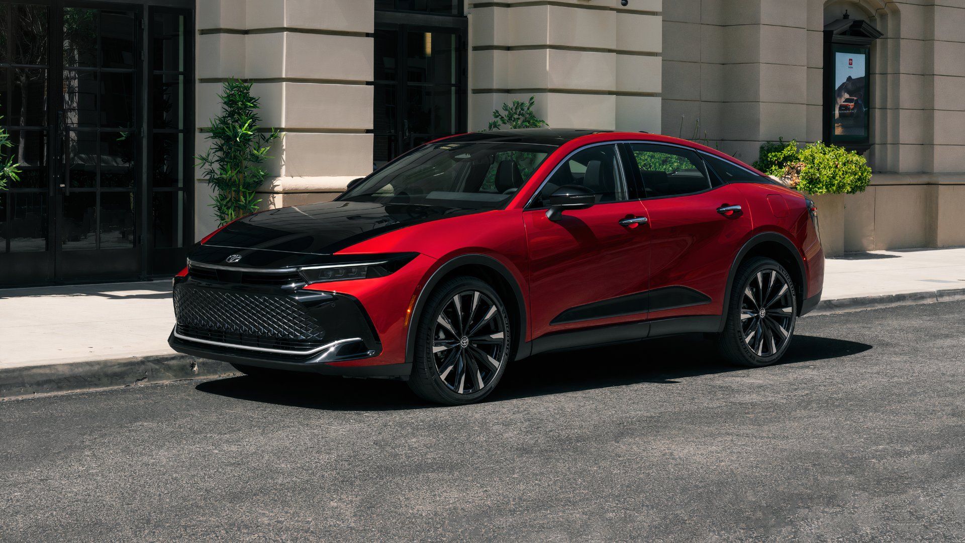 Foto frontal de três quartos de um Toyota Crown Platinum 2025 vermelho 