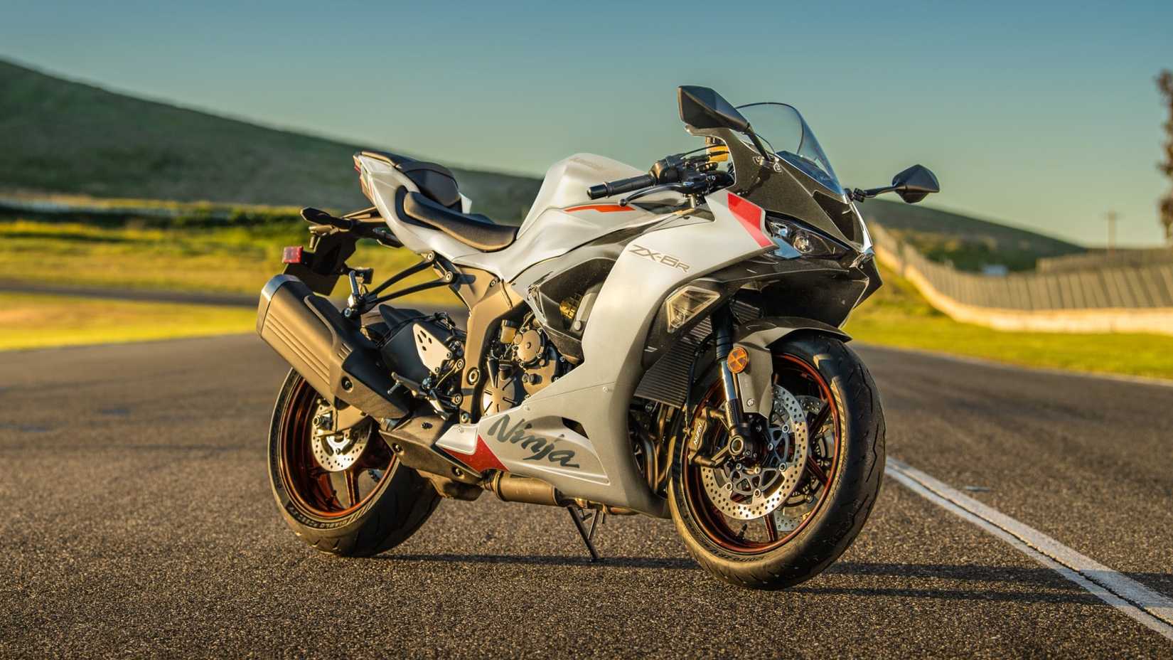 Uma tomada cinematográfica da Kawasaki Ninja ZX-6R 2025