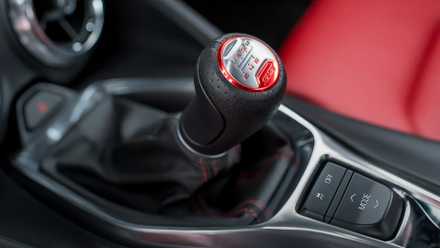Foto do interior de um Chevrolet Camaro SS 2024 mostrando a alavanca de câmbio