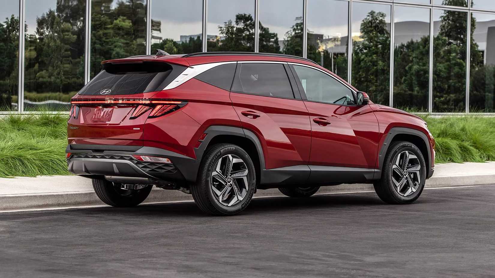 A rear, right hand-side shot of a 2023 Hyundai Tucson
