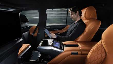 Uma foto do interior da traseira, lado esquerdo, de um Lexus LX Ultra Luxury 2024