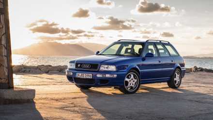 Foto frontal 3/4 de um Audi RS2 Avant 1994