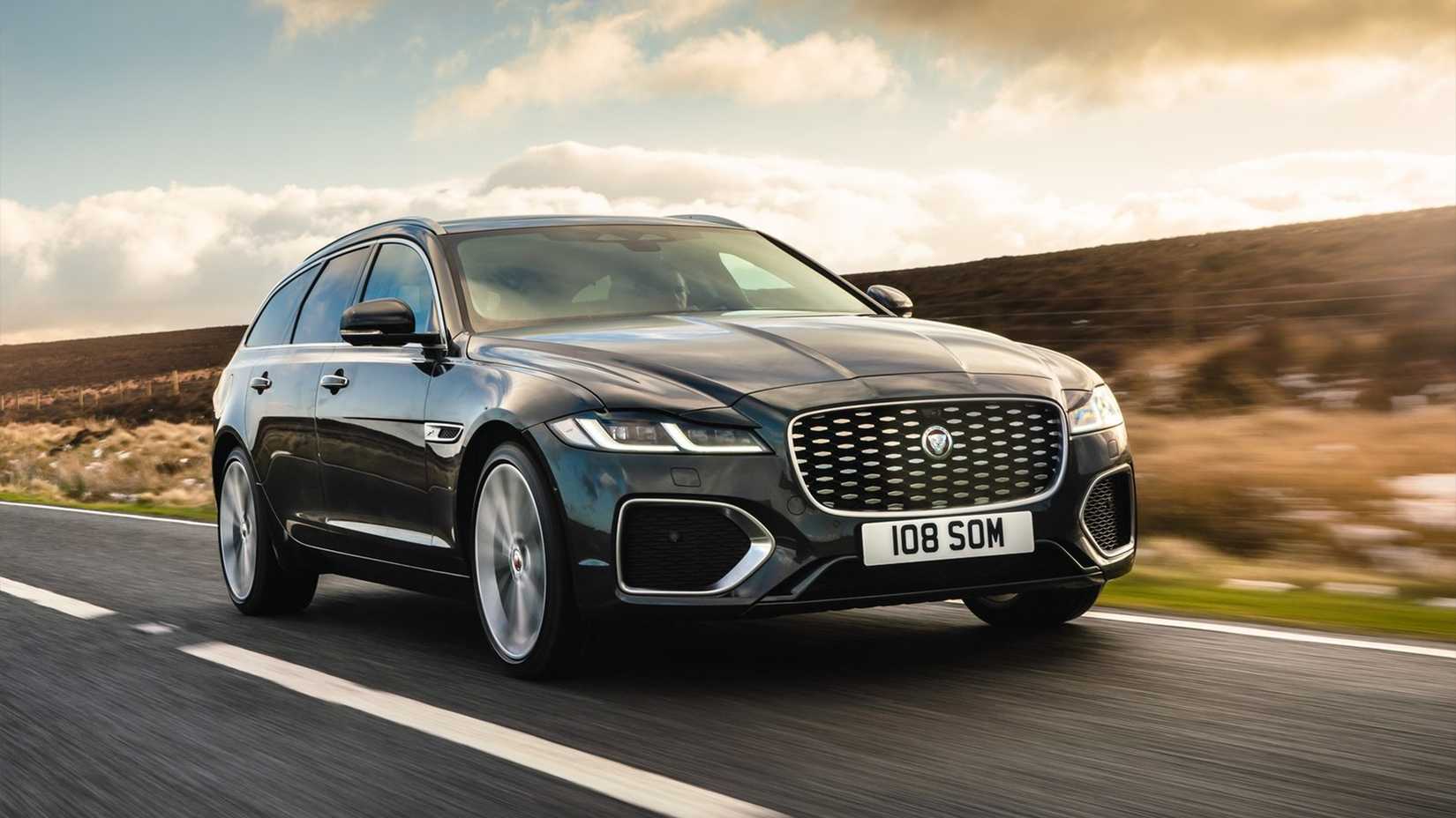 Foto frontal do Jaguar XF Sportbrake preto 2020 dirigindo na estrada