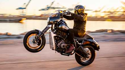2025 Buell Super Cruiser estourando wheelie hd American power cruiser papel de parede