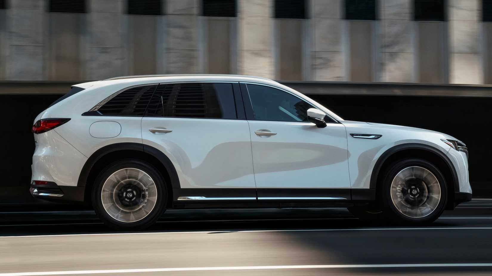 Side shot of 2025 Mazda CX-90 PHEV