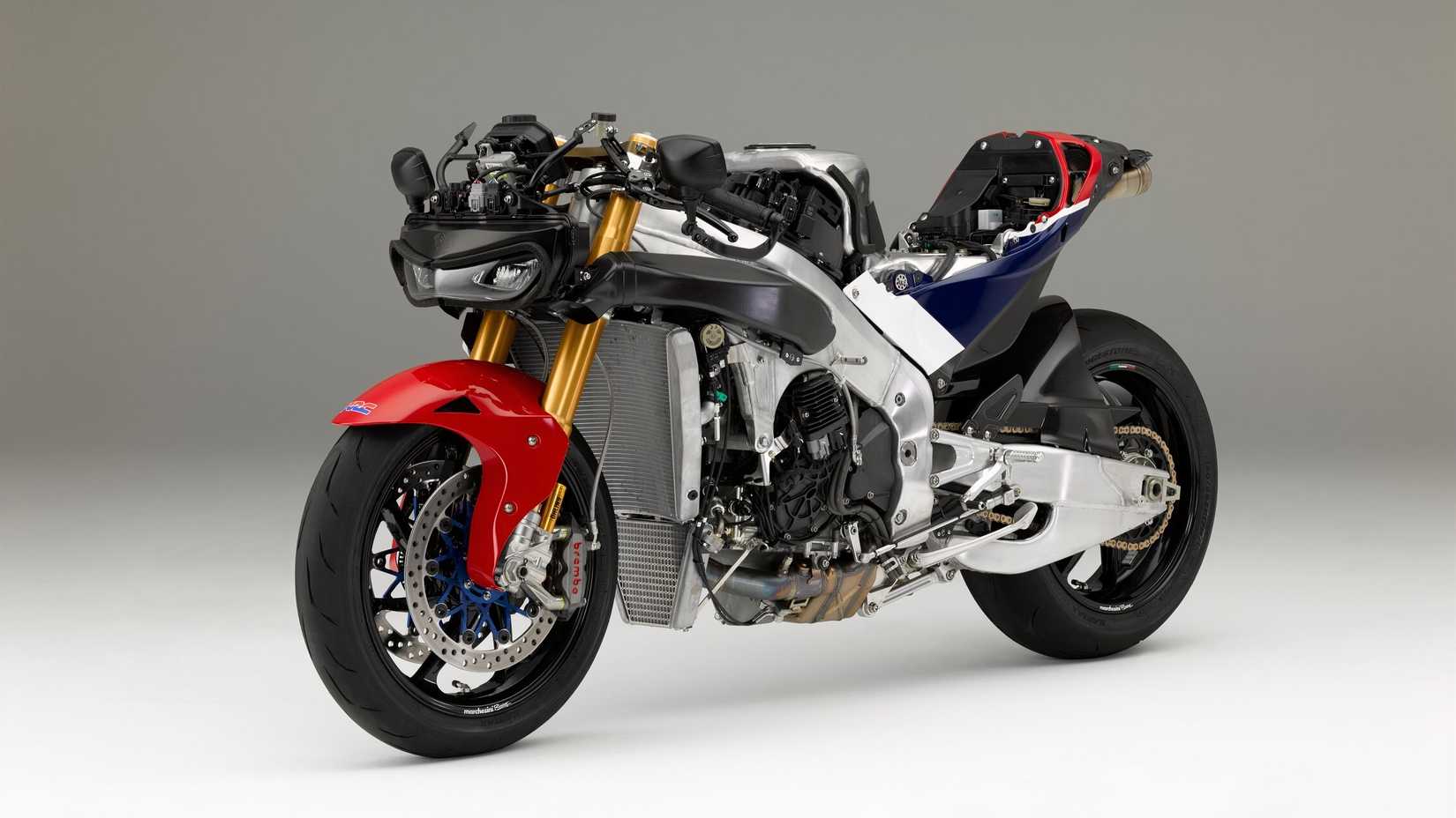 Uma Honda RC213V-S sem carenagem em estúdio