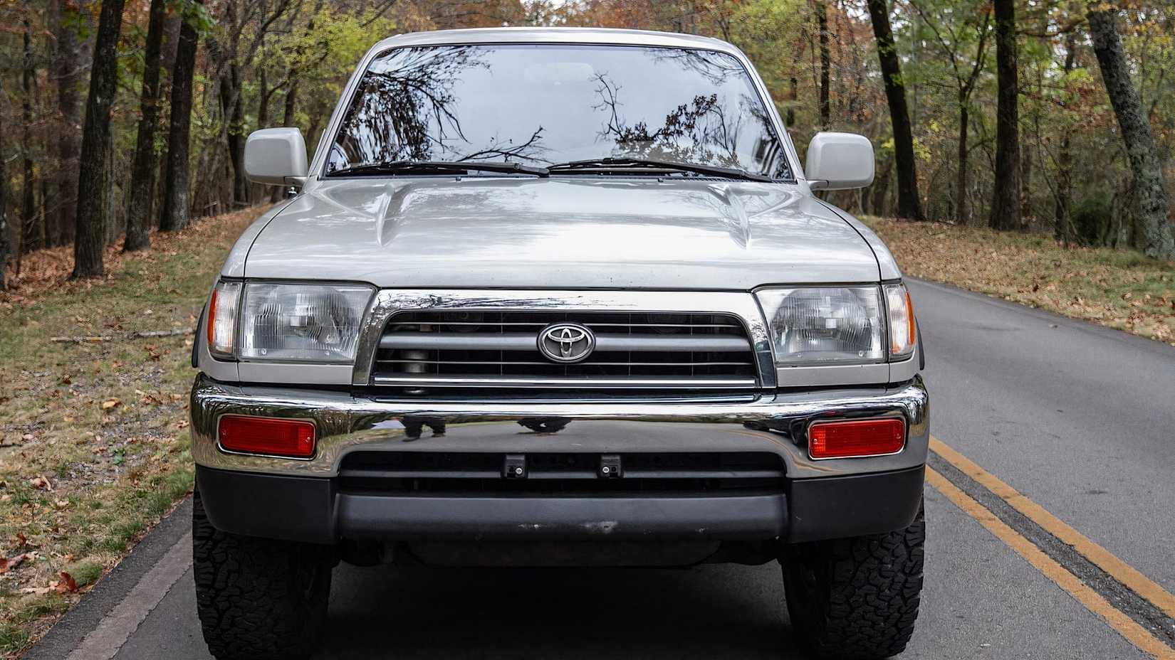 1996 Toyota 4Runner em prata Posando em estrada florestal