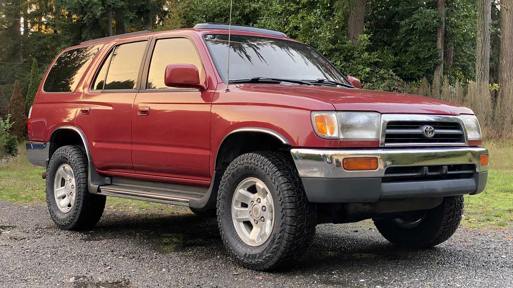 1997 Toyota 4Runner em vermelho Posando off-road na floresta