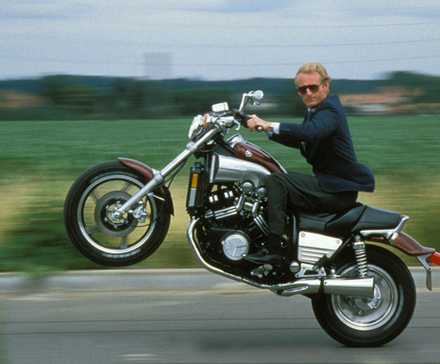 Diretor da Yamaha França, Jean-Claude Olivier dando um cavalinho na Yamaha VMAX 1985.