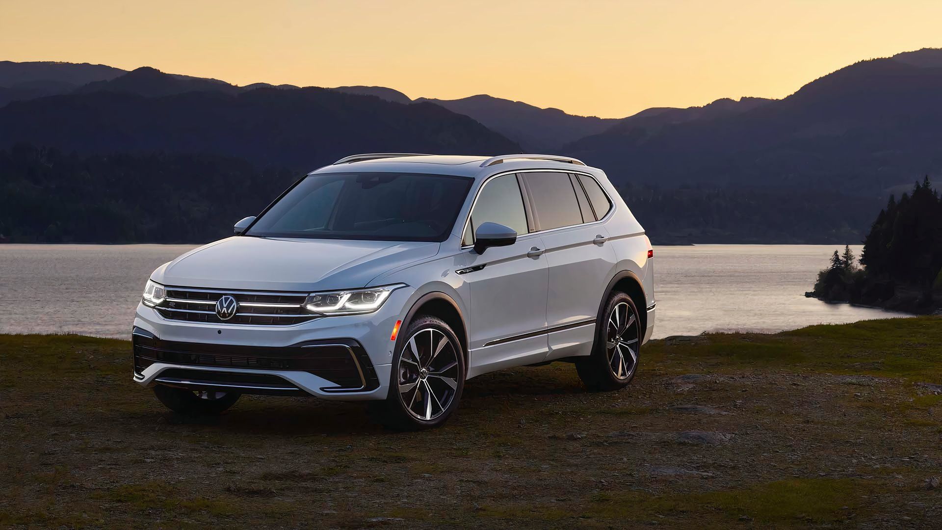 Vista frontal 3/4 de um Volkswagen Tiguan SEL R Line 2024