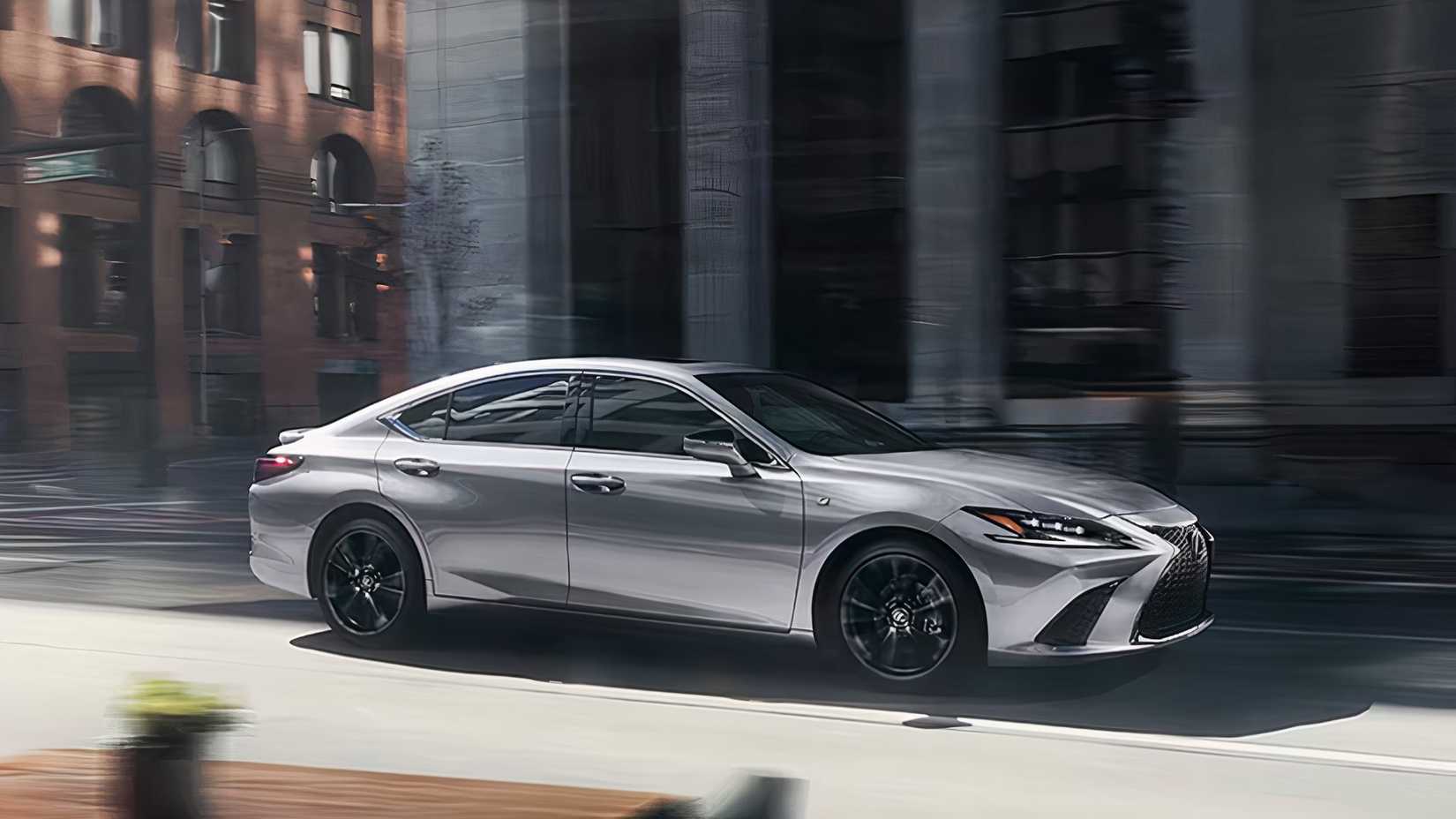 Um Lexus ES Hybrid prateado 2025 está dirigindo.
