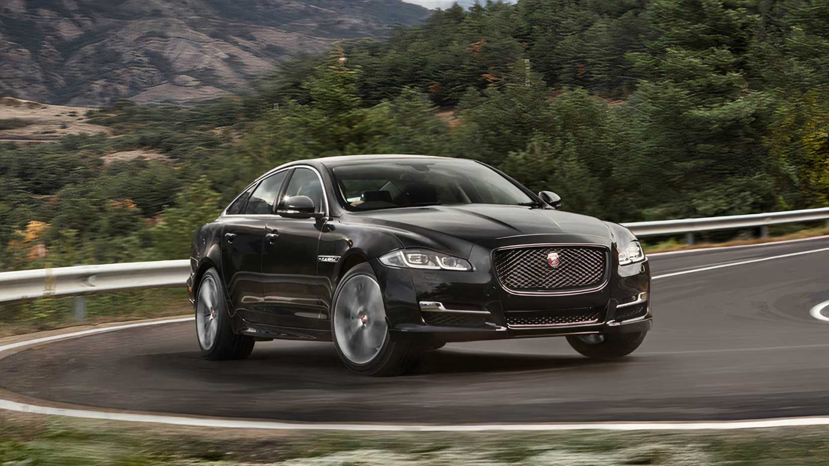 Vista frontal 3/4 do Jaguar XJ preto 2016 dirigindo