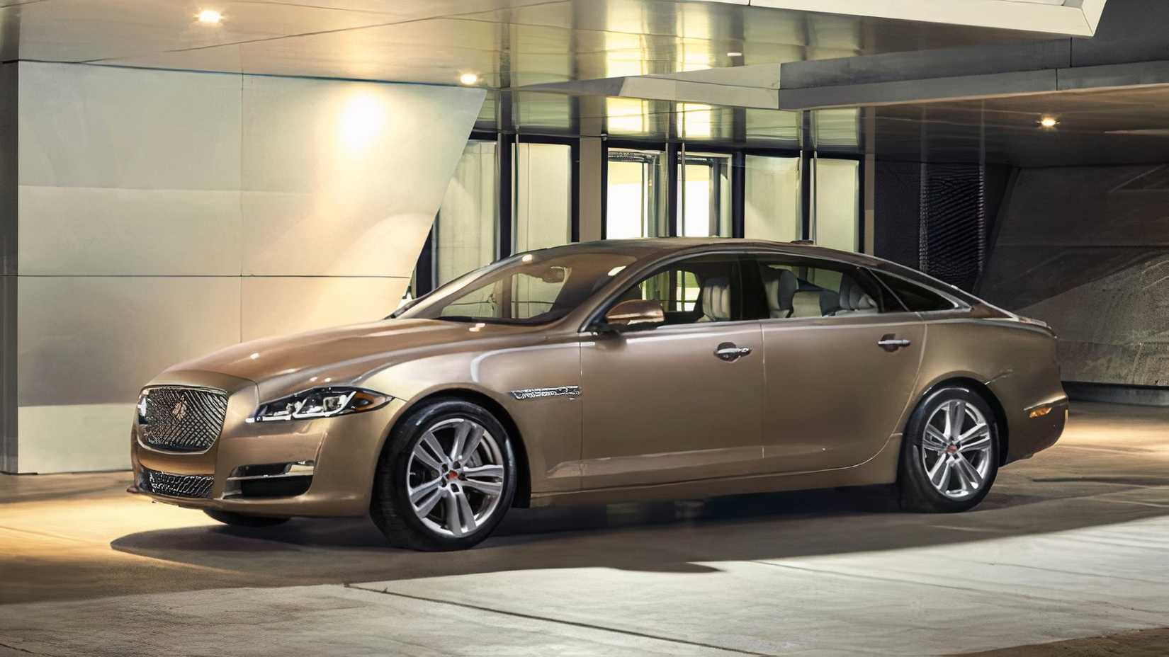 Vista lateral do Jaguar XJ 2016 estacionado em frente a um prédio