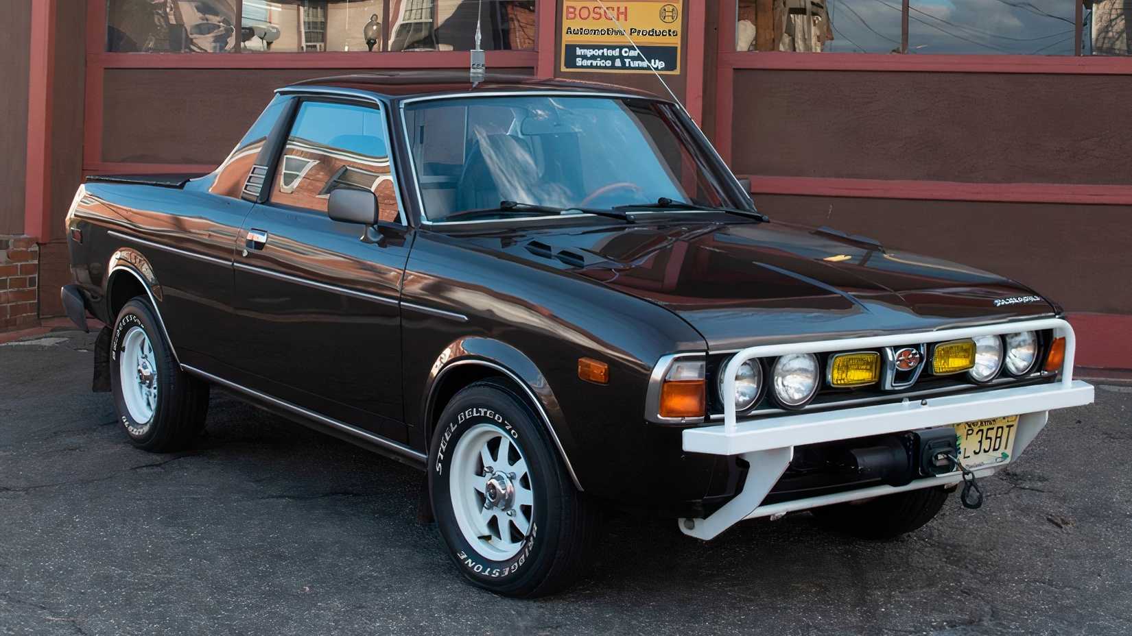 Vista frontal 3/4 do Subaru BRAT 1978 marrom
