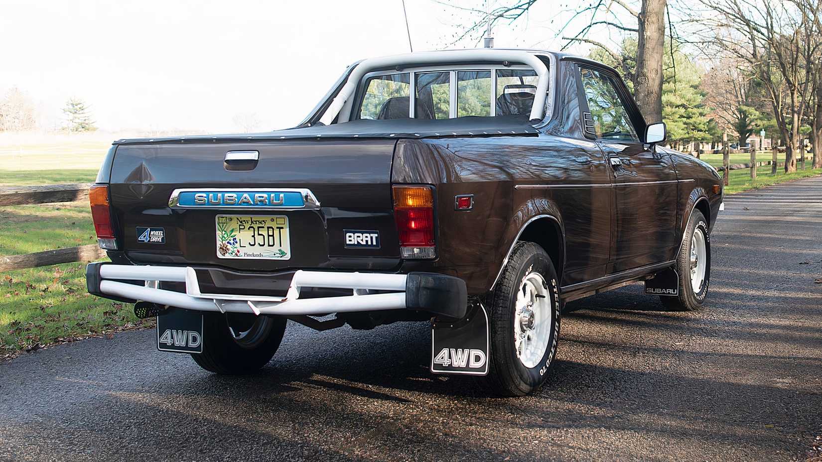 Vista traseira 3/4 do Subaru BRAT 1978 marrom