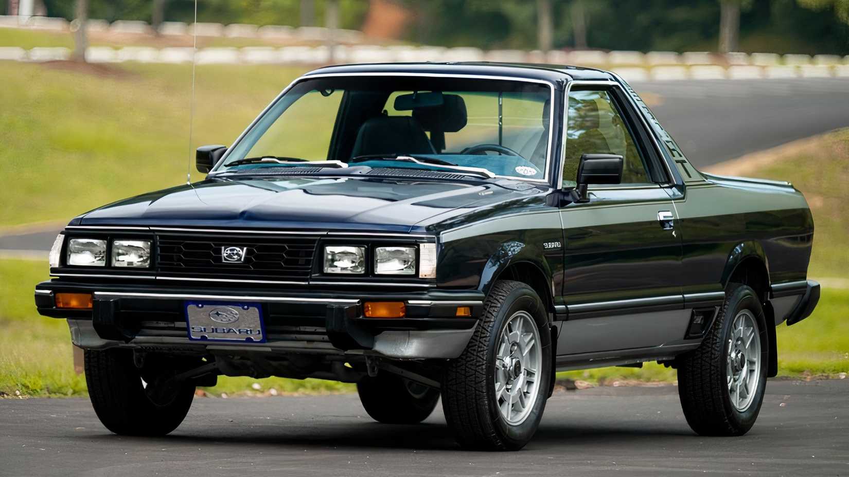 Vista frontal 3/4 do Subaru BRAT verde 1985