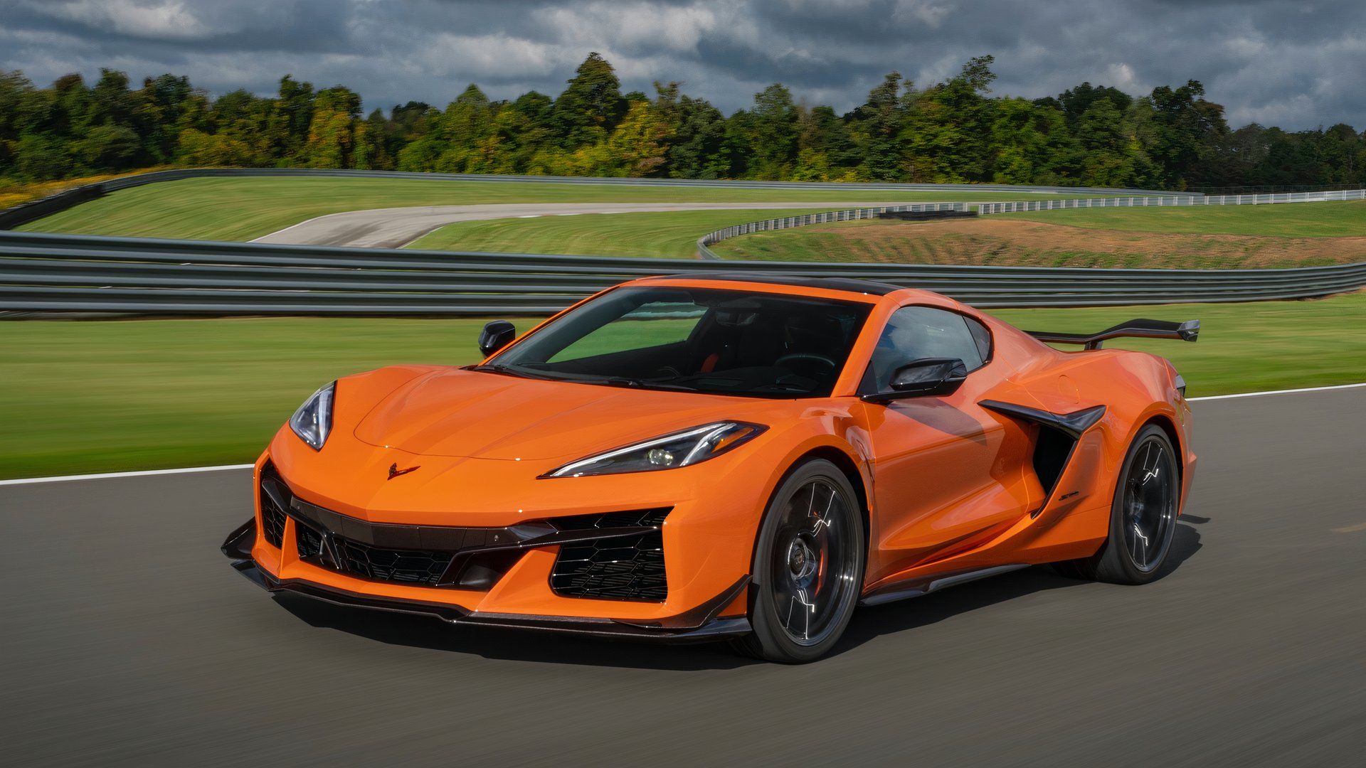 Vista frontal 3/4 do Chevrolet Corvette Z06 laranja 2024