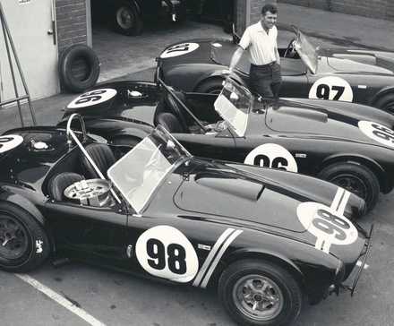 Vista superior de Carroll Shelby com três Cobras