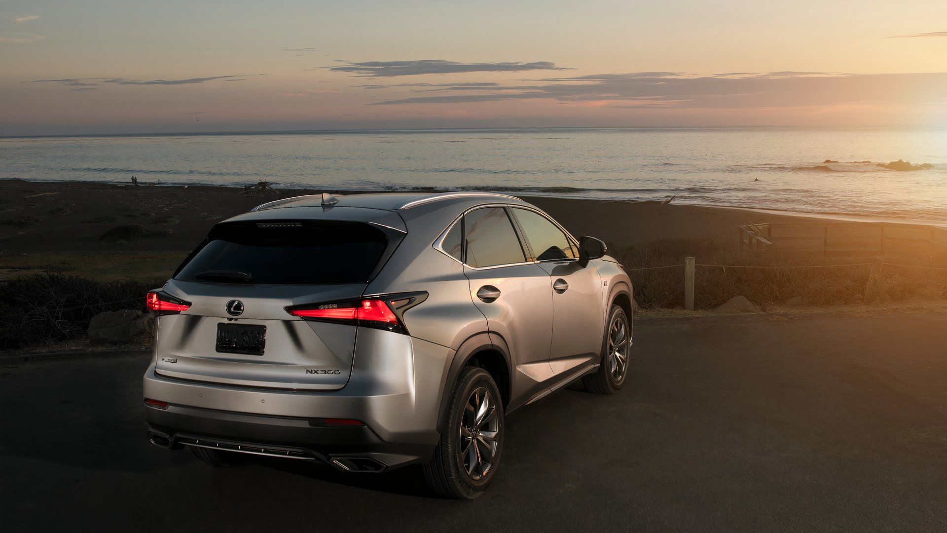 Vista traseira de um Lexus NX 300 F-Sport 2021 estacionado perto de um corpo de água