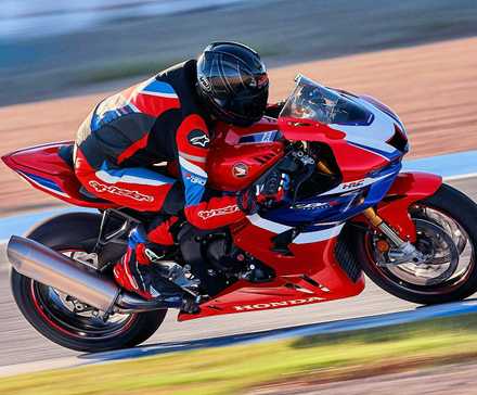 Piloto em uma Honda CBR1000RR-R Fireblade SP 2025